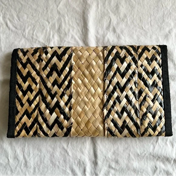 Ruth Smith / Handwoven Straw Clutch / Staniel Cay, Bahamas - Picture 3 of 8